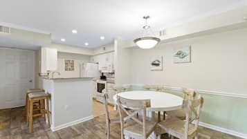 Signature Condo, 2 Bedrooms, Balcony, Garden View | In-room dining