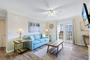 Leilighet – signature, 2 soverom, balkong, hageutsikt | Oppholdsrom | En 55-tommers smart-TV med kabel-kanaler samt peis