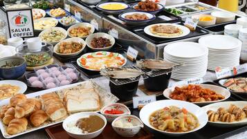 Daily buffet breakfast (JPY 1000 per person)