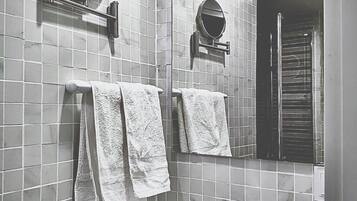 Een douche, een haardroger, handdoeken, zeep