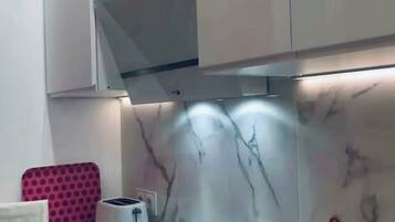 Frigorífico, microondas, horno y placa de cocina