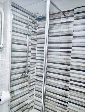 Dusche, Haartrockner, Handtücher, Seife