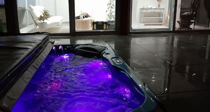 4-bedroom house with private jacuzzi near the Mirecourt auto/moto circuit
