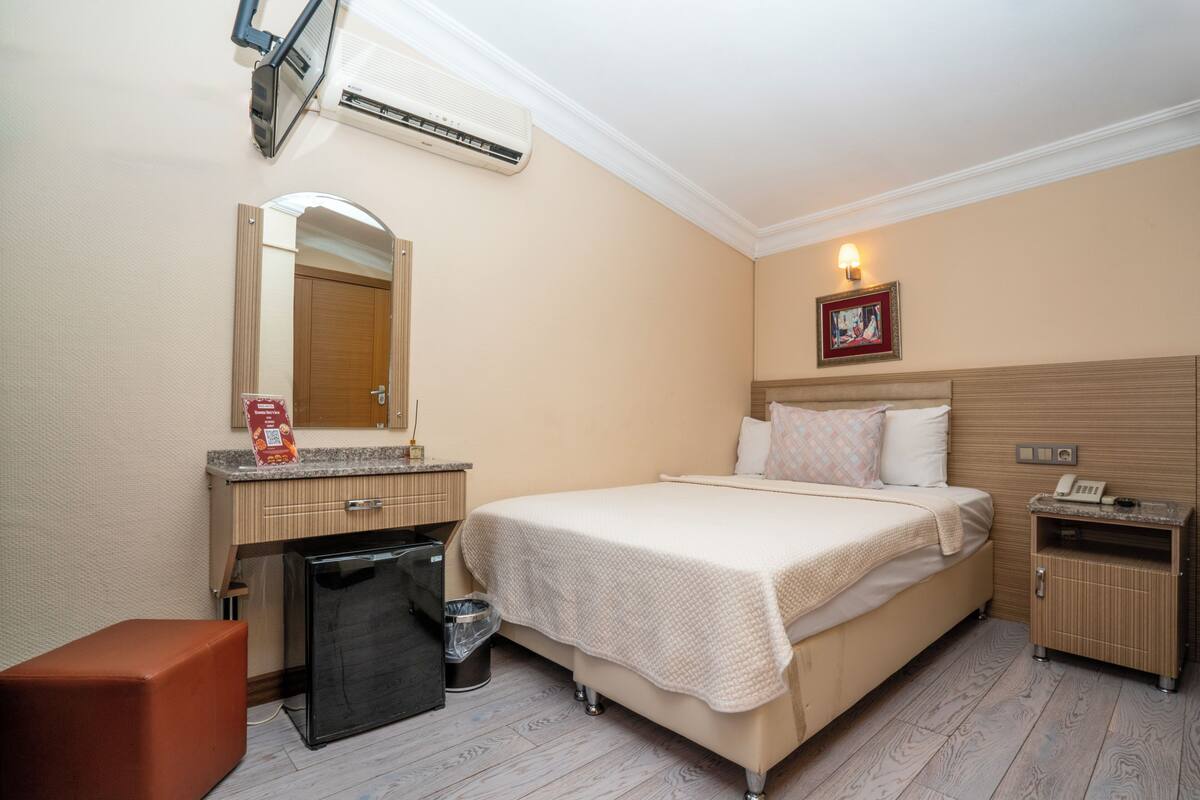 Standard Double Room Single Use, 1 Double Bed, City View | Desk, laptop workspace, WiFi (free), bed sheets