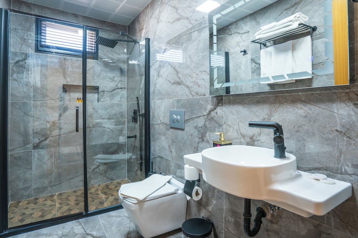 Standard Triple Room, Smoking | Desk, laptop workspace, free WiFi, bed sheets