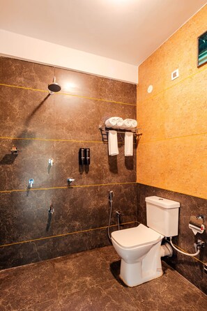 Shower, rainfall showerhead, free toiletries, bidet - Jingle Tree Resort (Arambol)