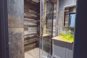Douche, séchoir à cheveux, serviettes fournies, savon