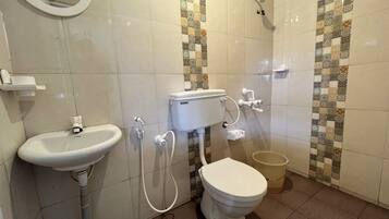 Baita panoramica, vista montagna | Bagno | Doccia, asciugamani, sapone, carta igienica