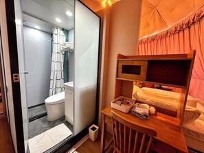 Ducha, artículos de tocador gratuitos, secador de pelo, batas