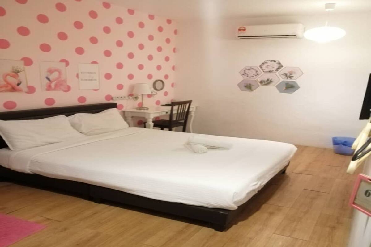 Quarto casal standard | 1 quarto, escrivaninha, espaço de trabalho para notebook, roupa de cama