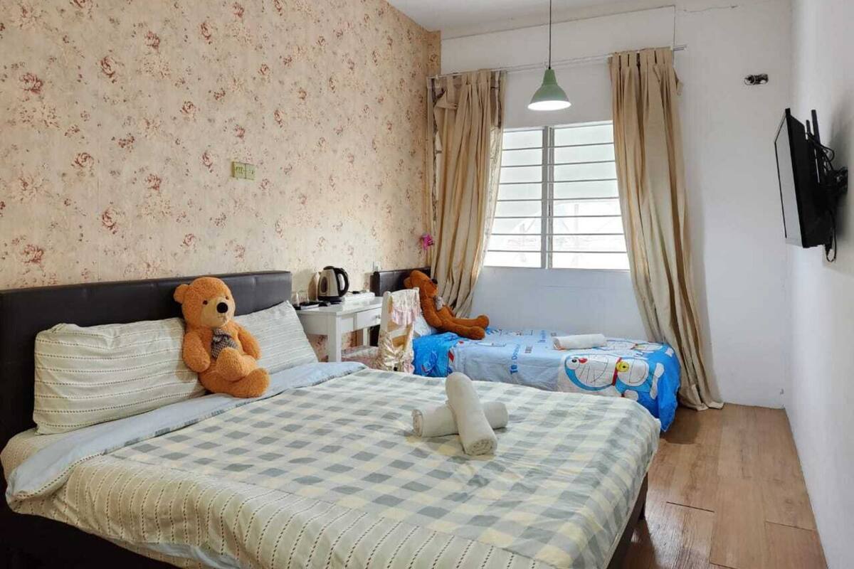 Habitació triple estàndard | Escriptori, espai de treball apte per a portàtils i roba de llit 