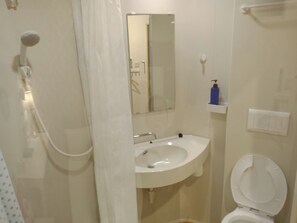 Een douche, een regendouche, een haardroger, handdoeken