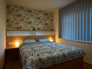 1 bedroom, desk, Internet