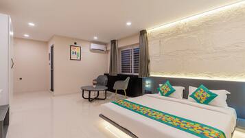 Con arredamento individuale, una scrivania, tende oscuranti