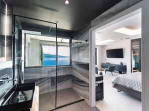 4 bedrooms, desk, iron/ironing board, travel crib