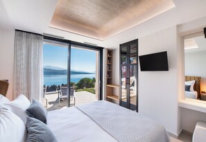 4 bedrooms, desk, iron/ironing board, travel crib