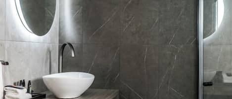 Chambre supérieure, non-fumeur, vue sur la ville | Salle de bain | Baignoire et douche séparées, séchoir à cheveux, serviettes fournies