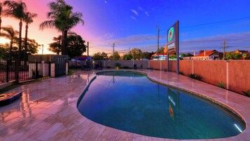 Una piscina al aire libre de temporada