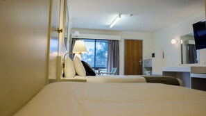 Deluxe Twin Room, | Laptop workspace, iron/ironing board, free WiFi - The Palms Dubbo (Dubbo)