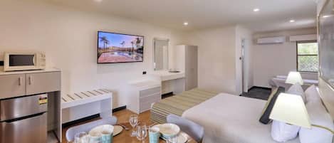 Espacio para trabajar con laptop y tabla de planchar con plancha