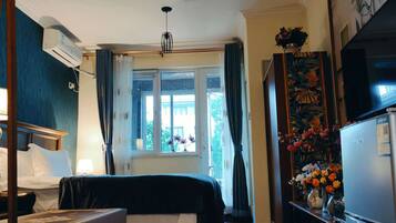 American Gardening Suite | Blackout drapes, iron/ironing board, free WiFi