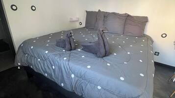 Een strijkplank/strijkijzer, wifi, beddengoed