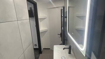 Een douche, milieuvriendelijk toiletgerief, een haardroger, handdoeken