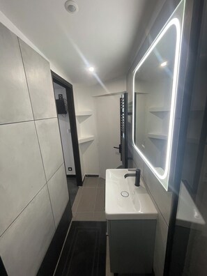 Shower, eco-friendly toiletries, hair dryer, towels