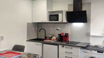 Réfrigérateur, micro-ondes, plaque de cuisson, cafetiÚre/bouilloire