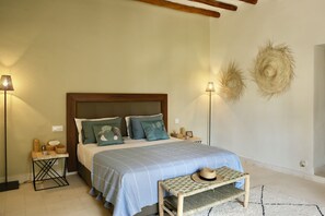 4 bedrooms, in-room safe, desk, iron/ironing board