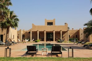 حمّام سباحة خارجي، حمّام سباحة مُدفَّأ