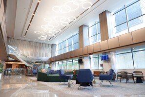 Coin salon dans le hall