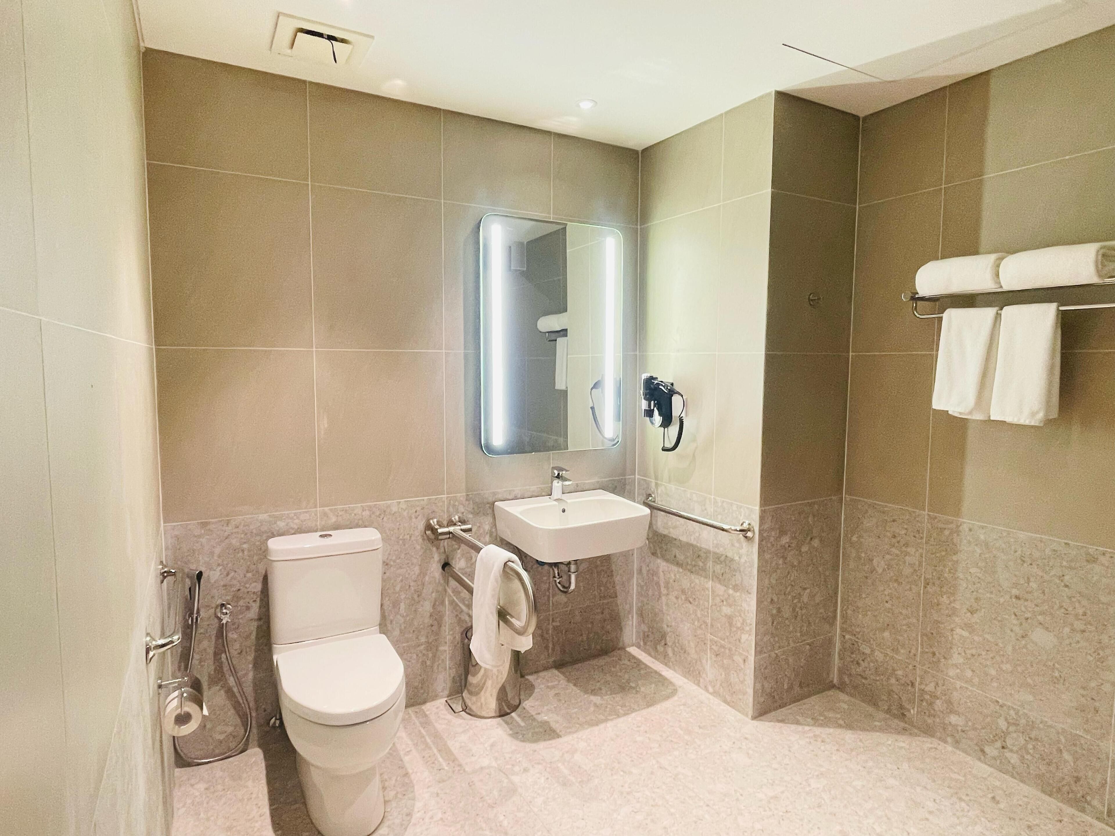 Ein modernes Badezimmer mit Toilette, Waschbecken und Dusche.