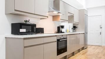 Lägenhet Superior | Eget kök | Minikylskåp, mikrovågsugn och grytor/köksredskap