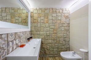 Superior Room | Bathroom | Hair dryer, towels, soap, shampoo - Calypso il binario elegance (Palermo)