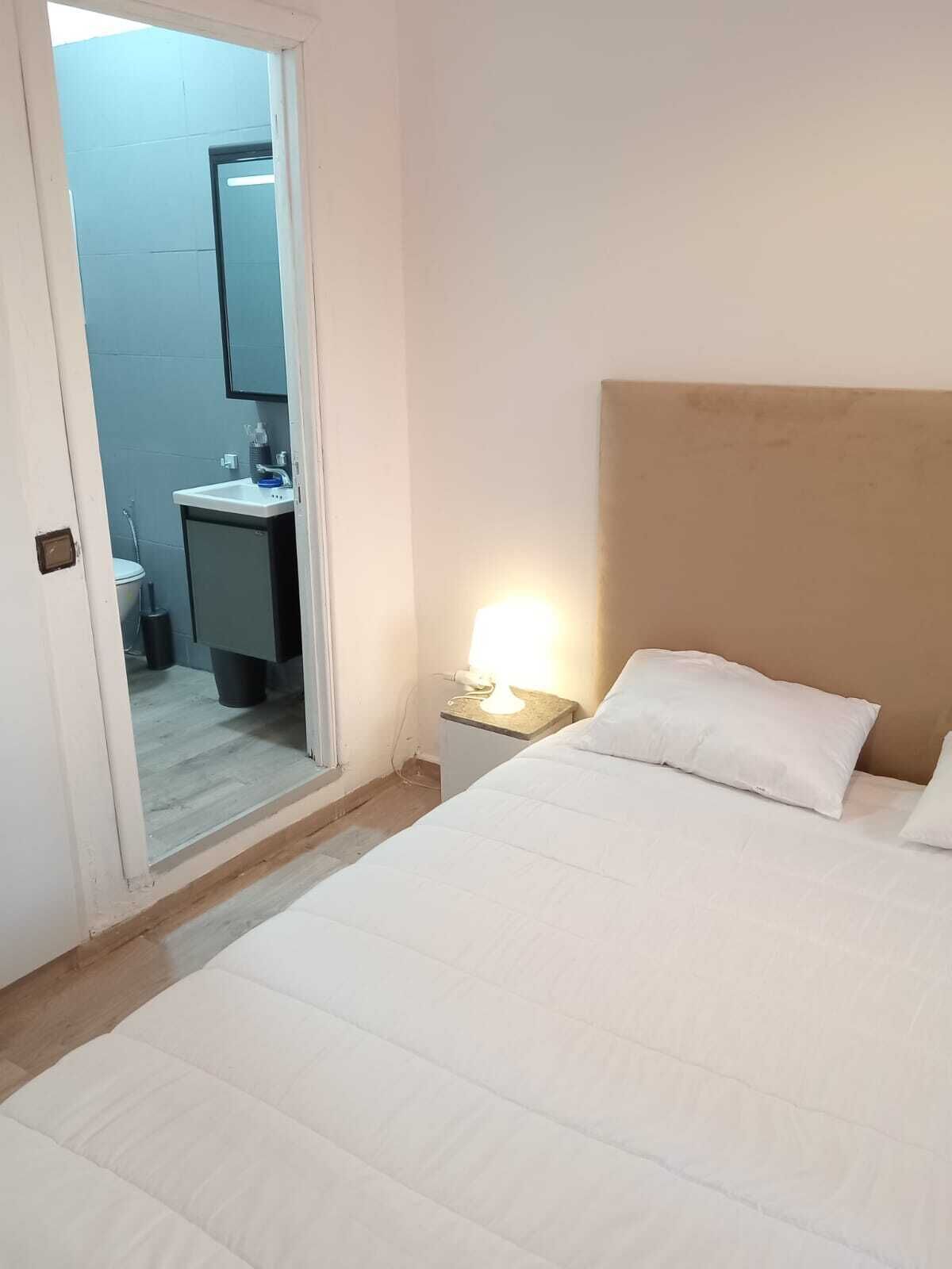 2 habitaciones, tabla de planchar con plancha y wifi gratis 