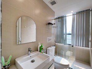 Luxury-Apartment, 2 Schlafzimmer, Stadtblick | Badezimmer | Hausschuhe