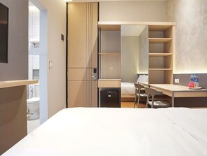 Deluxe Double Room | Free WiFi, bed sheets - Keenan Living Seturan (Depok)