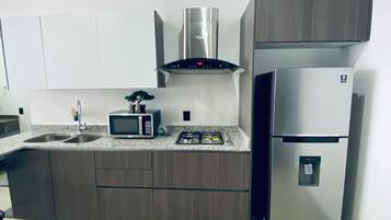 Réfrigérateur, micro-ondes, plaque de cuisson, cafetière/bouilloire