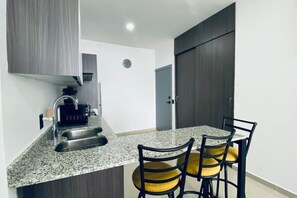 Frigorífic, microones, placa de cuina i cafetera i tetera 