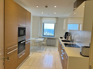 Appartement Standard | Cuisine privée | Grand réfrigérateur, micro-ondes, four, plaque de cuisson