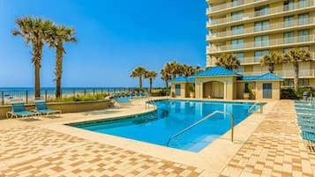 Una piscina techada, una piscina al aire libre