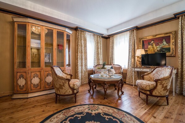 Phòng Suite Cao cấp | Minibar, két bảo mật tại phòng, trang trí khác biệt 