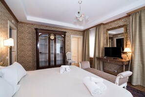 Suite estudio junior | Edredones de plumas, minibar, caja fuerte y decoración individual