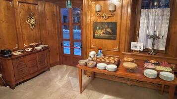 Tägliches Frühstücksbuffet (15 EUR pro Person)