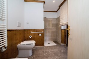 Phòng đôi Deluxe, phù hợp cho người khuyết tật | Phòng tắm | Buồng tắm vòi sen, máy sấy tóc, khăn tắm, xà phòng 