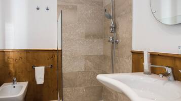 Junior-Studiosuite, barrierefrei, Bergblick | Badezimmer | Dusche, Haartrockner, HandtĂŒcher, Seife