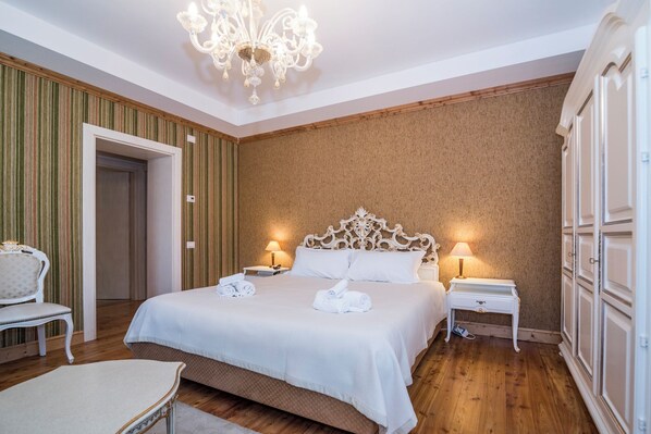 Minibaari, tallelokero huoneessa, yksilöllisesti sisustettu