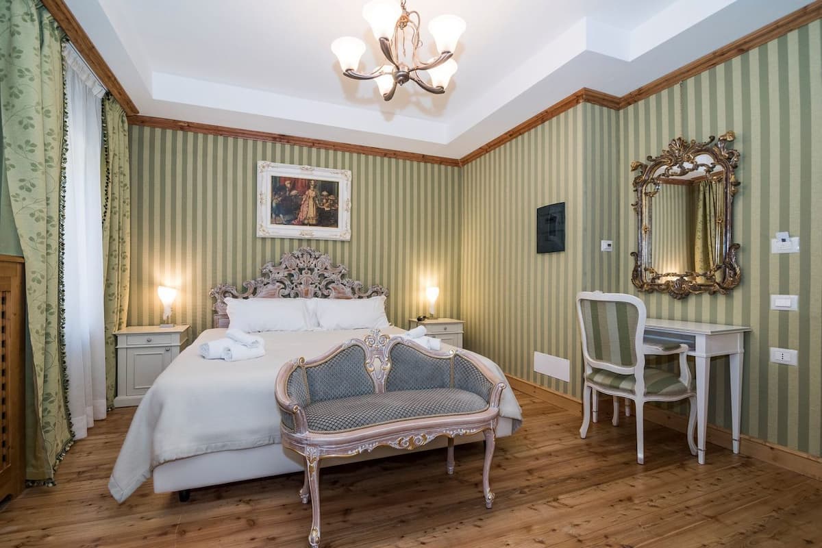 Deluxe Double Room, Accessible | 1 bilik tidur, bar mini, peti besi dalam bilik
