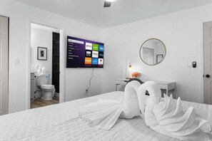 Travel crib, WiFi, bed sheets